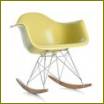 În imagine: Fotoliu Eames Plastic Armchair model RAR de Vitra, proiectat de Eames Charles, Eames Ray
